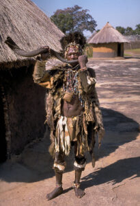 700px-Shona_witch_doctor_(Zimbabwe)