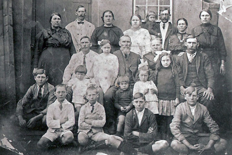 02 Leonard Familie (Circa. 1925): Agter: Tant Anna (Ousus) Coetzer; Oom Nicklaas & Tant Truida Van Der Merwe; Tant Vienna Botha(Nee. Woest);Tant Sannatjie op Oupa Jan Leonard se arm; Tannie Ellie; Tant San Coetzer. Middel: Oom Chrisjan Coetzer; Santjie Coetzer (Niggie); Stief-oupa Botha & Ouma Leonard(Nee. Labuschagne); Oom Stefaans Coetzer. Kinders voor grootmense: Gert Coetzer (sit); Chrisjan Coetzer voor sy pa; Daniel van Tant San, Babsie van Tant Truida; Miemie van Jan en Ellie Leonard. Sittende voor: Edward van OOm Chrisjan; Jannie Van Der Merwe van Tant Truida; Edward van Oom Stefaans; en ‘n vriend Wynand Pretorius. Leonard Familie (Circa. 1925)